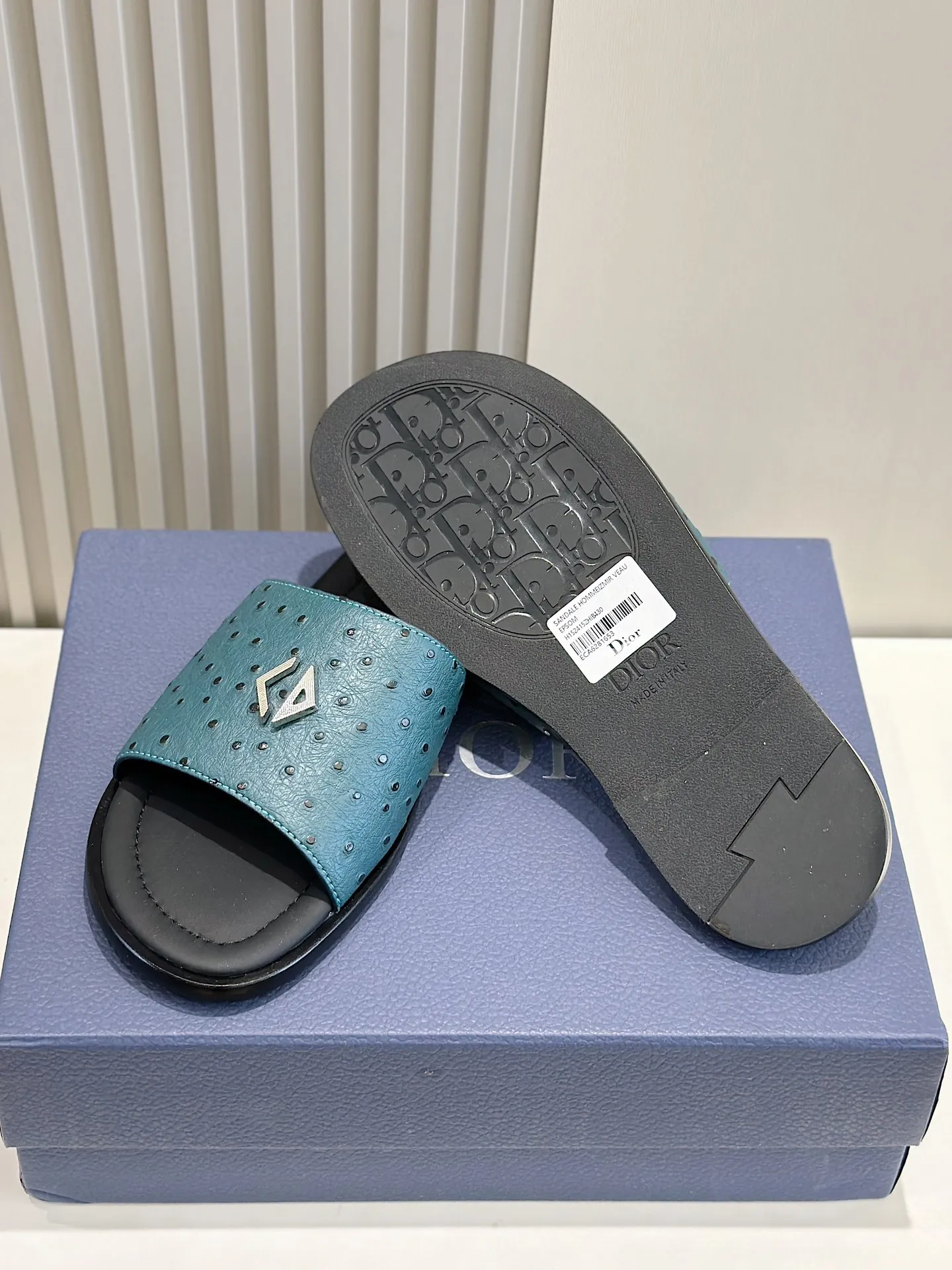 P320 [DIOR] Size 39-44 (38.45 custom-made) 2024ss Dior’s latest men’s slippers are a must-have. Dior Alias ​​Men's Genuine Leather Slippers This summer new Alias ​​sandal embodies a casual and elegant style. Carefully crafted from grained cow leather and Oblique printed fabric, with cowhide lining! Cross-strap design with metal-clad brass CD Diamond logo. The imported cowhide leather and rubber sole adds sophistication and comfort, while Oblique print-effect anti-slip panels add style.